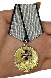 Медаль "За службу на Северном Кавказе" - вид на ладони