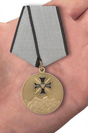 Медаль "За службу на Северном Кавказе" в футляре из бордового флока - вид на ладони
