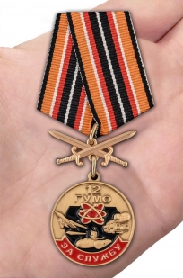 Медаль За службу в 12 ГУМО с мечами  на подставке - вид на ладони