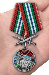 Медаль За службу в 49-ом ОДнПСКР Полесск на подставке - вид на ладони