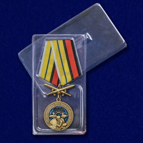 Медаль За службу в артиллерийской разведке с мечами - в пластиковом футляре