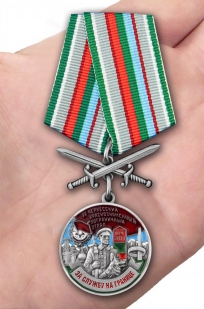Медаль За службу в Черкесском пограничном отряде на подставке - вид на ладони