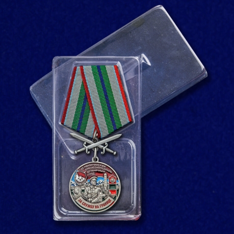 Медаль За службу в 30 Маканчинском пограничном отряде с мечами - в пластиковом футляре