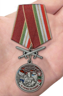 Медаль За службу в Московском пограничном отряде на подставке - вид на ладони