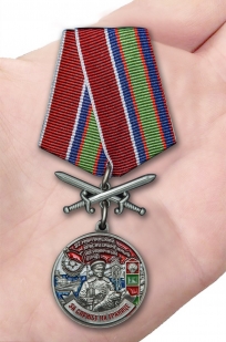 Медаль За службу в Мурманском пограничном отряде на подставке - вид на ладони