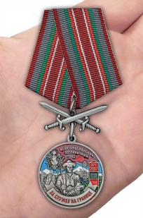 Медаль За службу в Октемберянском пограничном отряде на подставке - вид на ладони