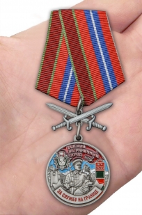 Медаль За службу в Ошском пограничном отряде на подставке - вид на ладони