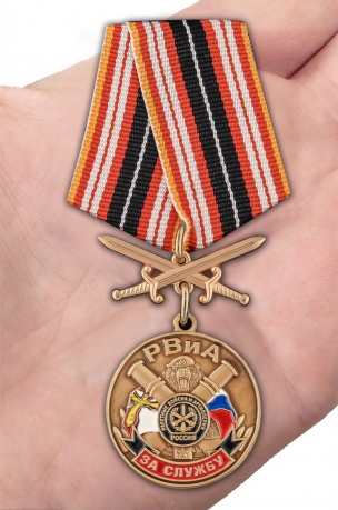 Медаль За службу в РВиА с мечами  на подставке - вид на ладони