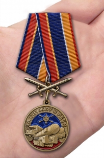 Медаль За службу в РВСН на подставке - вид на ладони