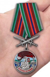 Медаль За службу в Сретенском пограничном отряде с мечами - вид на ладони