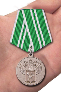 Медаль "За службу в Таможенных органах" 2 степени в футляре из бархатистого флока - вид на ладони