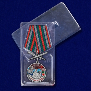 Медаль За службу в 60 Виленско-Курильском пограничном отряде с мечами - в пластиковом футляре