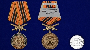 Медаль За службу в Войсках связи с мечами на подставке - сравнительный вид