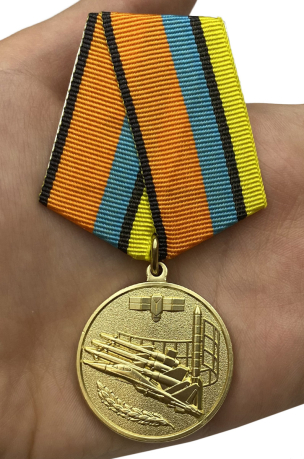 Медаль "За службу в воздушно-космических силах" - вид на ладони