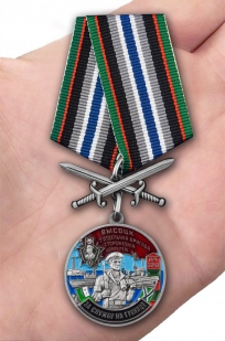 Медаль За службу во 2-ой бригаде сторожевых кораблей с мечами - вид на ладони