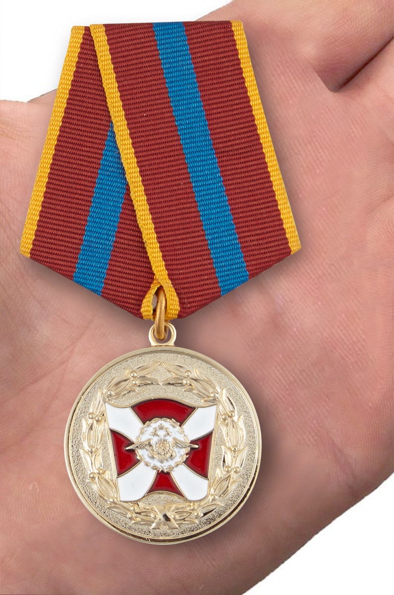 Медаль "За содействие" ВВ МВД РФ в бархатистом футляре из флока – вид на ладони