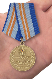 Медаль «За содружество во имя спасения» МЧС России - вид на ладони
