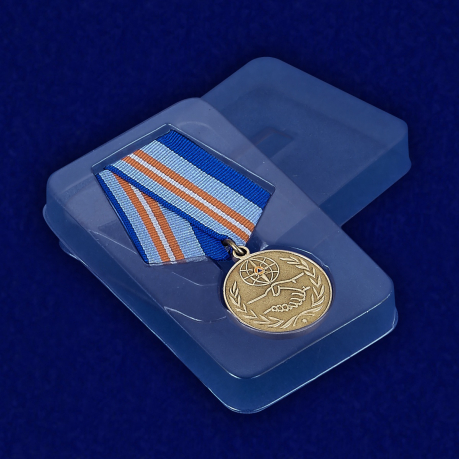 Медаль «За содружество во имя спасения» МЧС России - вид в футляре