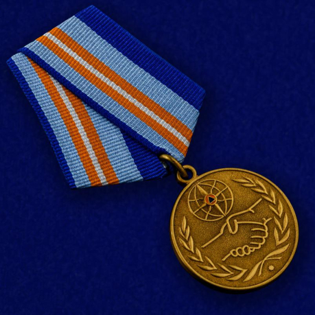 Медаль «За содружество во имя спасения» МЧС России - вид под углом
