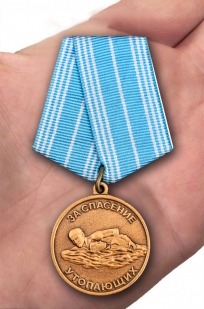 Медаль "За спасение утопающих" Россия в бархатистом футляре из флока - вид на ладони