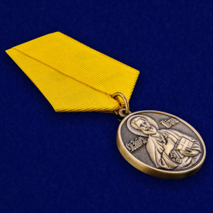 Медаль «За труды во славу Святой церкви» - вид под углом