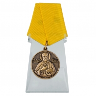 Медаль За труды во славу Святой церкви на подставке
