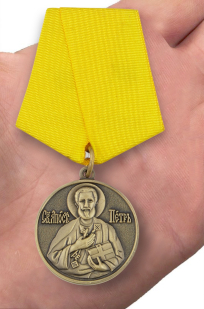 Медаль «За труды во славу Святой церкви» в футляре из флока с прозрачной крышкой - вид на ладони