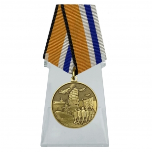 Медаль За участие в Главном военно-морском параде на подставке