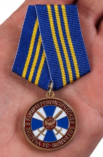Медаль За участие в контртеррористической операции ФСБ РФ на подставке - вид на ладони