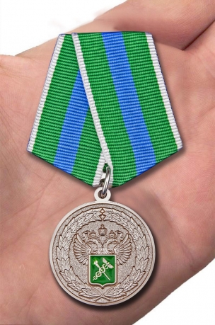 Медаль За укрепление таможенного содружества на подставке - вид на ладони