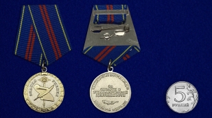 Медаль За управленческую деятельность МВД РФ 2 степени на подставке - сравнительный вид