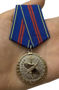 Медаль За управленческую деятельность МВД РФ 2 степени на подставке - вид на ладони