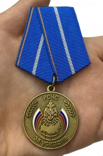 Медаль За усердие МЧС России на подставке - вид на ладони