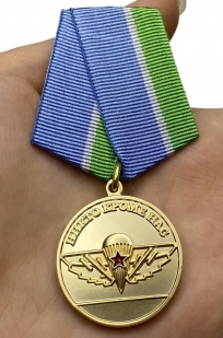 Медаль За верность десантному братству на подставке - вид на ладони
