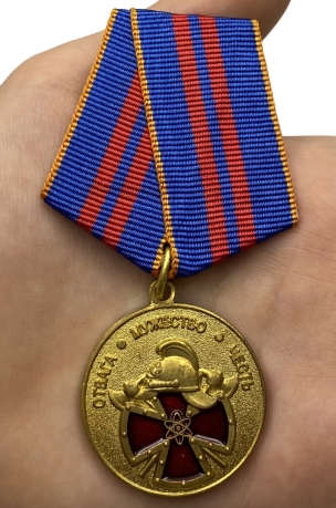 Медаль За вклад в пожарную безопасность государственных объектов на подставке - вид на ладони