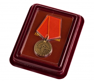 Медаль "За воинскую доблесть" МВД РФ в бархатистом футляре из флока бордового цвета.