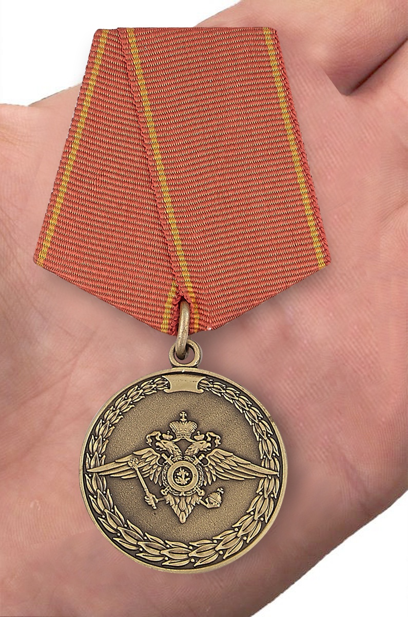Медаль "За воинскую доблесть" МВД РФ в бархатистом футляре из флока бордового цвета – вид на ладони