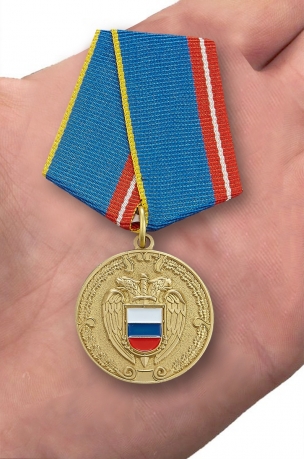 Медаль За воинскую доблесть ФСО РФ на подставке - вид на ладони