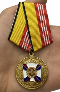Медаль «За воинскую доблесть» 3 степень - вид на ладони