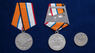 Медаль За возвращение Крыма в футляре с удостоверением - сравнительный вид