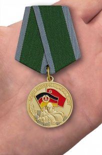 Медаль  Воин-интернационалист "За выполнение интернационального долга в Германии" - вид на ладони