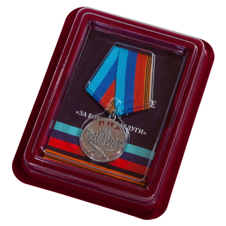Медаль "За боевые заслуги" ЛНР в нарядном футляре из флока