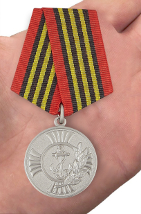 Медаль "За заслуги" Морская пехота в футляре из флока с прозрачной крышкой - вид на ладони