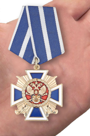 Медаль "За заслуги перед казачеством" 1 степени в бархатистом футляре из флока - вид на ладони