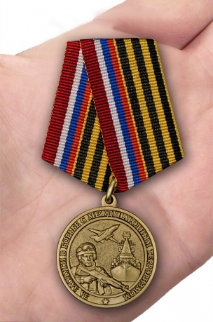 Медаль За заслуги в борьбе с международным терроризмом - вид на ладони