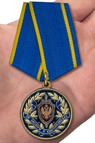 Медаль За заслуги в контрразведке ФСБ РФ на подставке - вид на ладони
