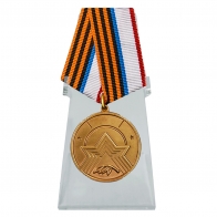 Медаль За заслуги в поисковом деле на подставке