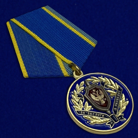 Медаль ФСБ РФ За заслуги в разведке в бархатном футляре - Общий вид