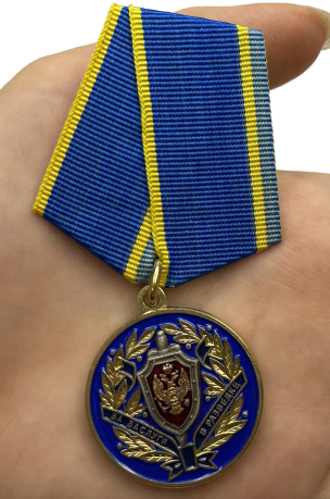 Медаль ФСБ РФ За заслуги в разведке в бархатном футляре - Вид на ладони