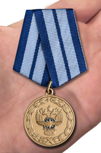 Медаль За заслуги в развитии транспортного комплекса России на подставке - вид на ладони